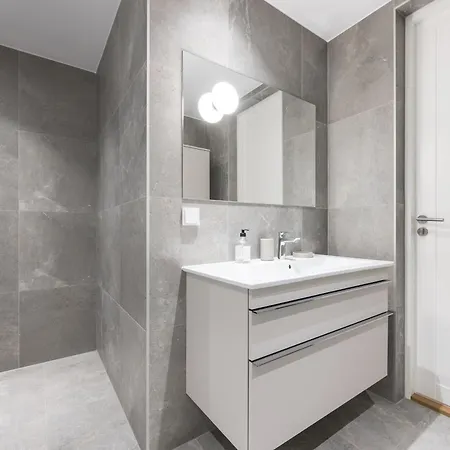 Brand New 2bdroom Free Parking Apartment *